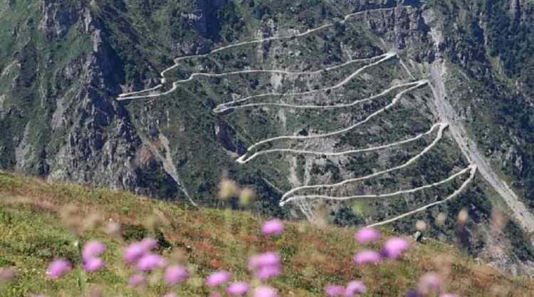 <p><span style="color:#B22222"><strong>YILIN 6 AYI ULAŞIM SAĞLANAMIYOR</strong></span></p>

<p>Karadeniz sınırında yer alması nedeniyle sis, yağmur, heyelan, kar ve çığ gibi doğa olaylarının yaygın yaşandığı Derebaşı Virajları mevkisi, bu özellikleriyle dünya genelinde "zor yol" olarak anılıyor. Bayburt-Trabzon arasındaki karayoluna kar yağışı nedeniyle yılın 6 ayı ulaşım sağlanamıyor. Yöre halkı ise her türden kara aracıyla yolu kullanmaya devam ediyor.</p>
