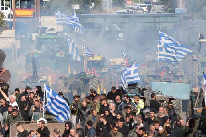 <p>Yunanistan'da çiftçi eylemleri yol ağlarını felç etti. Protestolar havaalanı ve liman işleyişlerinin aksamasına sebep oldu.</p>
