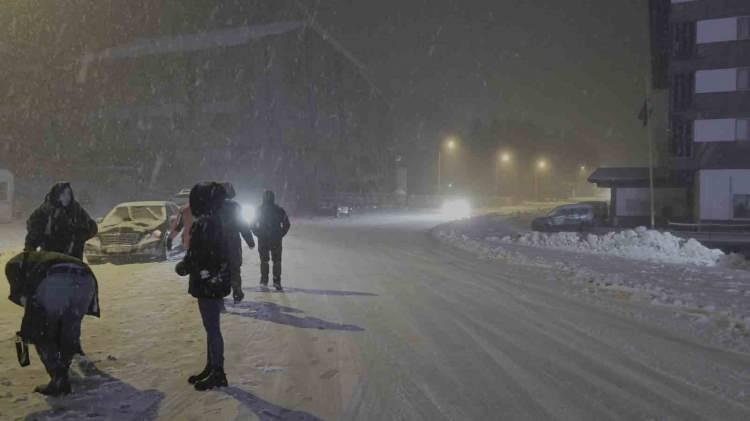 <p><strong>KAR KALINLIĞI 18 SANTİMETREYE ULAŞTI</strong><br />
<br />
Bugün de yer yer aralıklarla devam eden yağışla yerler beyaz örtüyle kaplanırken, kar kalınlığı da 18 santimetreye ulaştı.</p>
