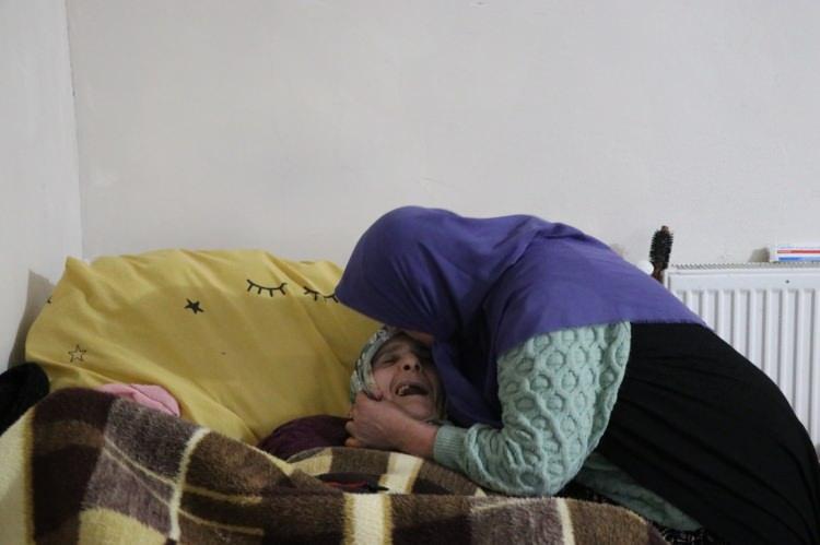 <p><span style="color:#A52A2A"><strong>ANNE VE BABASINI KAYBEDİNCE KARDEŞLERİNE BAKMAYA BAŞLADI </strong></span></p>

<p> </p>

<p>4 kardeşten biri evlenirken, diğerleri anne babasının yardımıyla yaşamını sürdürdü.</p>

<p> </p>

<p>Remzi-Ayşe Doğan çifti hayatını kaybedince, sağlıklı dünyaya gelen Suna Yalçın, kardeşlerine bakmaya karar verdi.</p>
