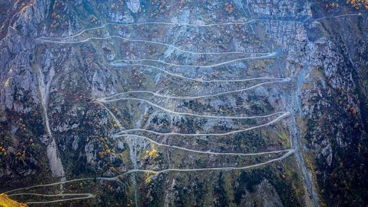 <p>Kuzeydoğu Anadolu'yu Karadeniz'e bağlayan D915 yolu, ilk bakışta sıradan bir dağ geçidi gibi görünse de, güzergah ilerledikçe sürücüleri dünyanın en zorlu rotalarından biriyle karşı karşıya bırakıyor. Yol boyunca daralan şeritler, artan eğim, kayalık araziler ve ani iniş çıkışlar, en tecrübeli sürücüler için dahi ciddi bir meydan okuma anlamına geliyor.</p>
