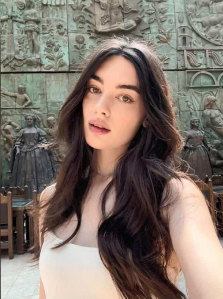 <p><strong><span style="color:rgb(178, 34, 34)">“BANA GÖZ KIRPTI, BEN DE GÜLÜMSEDİM”</span></strong></p>

<p>Olayla ilgili açıklamalarda bulunan Maria Avdienko, <strong>"18 Kasım’da, Türkiye’de üniversite hocası ve veteriner olan Instagram takipçim Nezir T., Türkiye’de olduğumu öğrendi ve benimle buluşup beni A. D.’nin doğum günü partisine davet etti. Nezir T. beni arabayla Sarıyer’deki otelimden aldı. Doğumgünü kutlamasının yapıldığı ofise geldik. Akşam müzik çalındı, misafirler eğlendi. A. D.’nin kendisi bu sırada benimle ilgilendiğini gösterdi. Bana göz kırptı, ben de gülümsedim. Bunca zamandır yanında dikkatini çekmeye çalışan bir kız vardı. Dans etti ve ona dokundu ama o, onu açıkça görmezden geldi ve bana baktı. Nezir T.’ye onunla birlikte geldiğim için böyle bir davranış karşısında ne hissetmem gerektiğini sordum. O da A.D.’nin Türkiye’de saygın bir insan olduğunu, onun yanında olmanın büyük bir onur olduğunu söyledi. Doğumgünü olan kişinin istediği kişiye ilgi gösterebileceğini sözlerine ekledi ve en azından kendisi için kişisel bir tebrik hazırlamamı tavsiye etti" </strong>dedi.</p>
