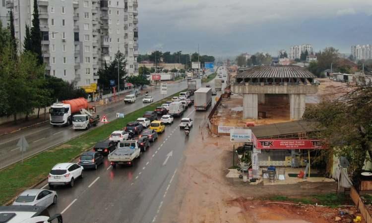 <p><span style="color:#A52A2A"><strong>BAKANLIĞIN DAVA AÇTI </strong></span></p>

<p> </p>

<p>Pide dükkânının sahibi, <span style="color:#A52A2A"><strong><em>kamulaştırma bedeli konusunda anlaşamadıkları için iş yerini boşaltmadığını belirtirken,</em></strong></span> bakanlığın dava açtığını ve konuyu avukatlarının takip ettiğini söyledi.</p>
