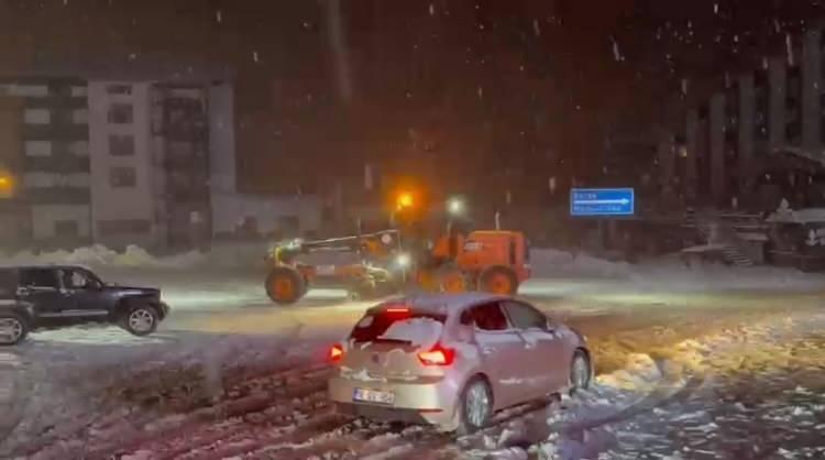 <p>Türkiye'nin önemli kış turizmi merkezlerinden Uludağ'da hafta sonu etkili olan kar yağışı bugün de aralıklarla sürüyor.</p>

<p> </p>
