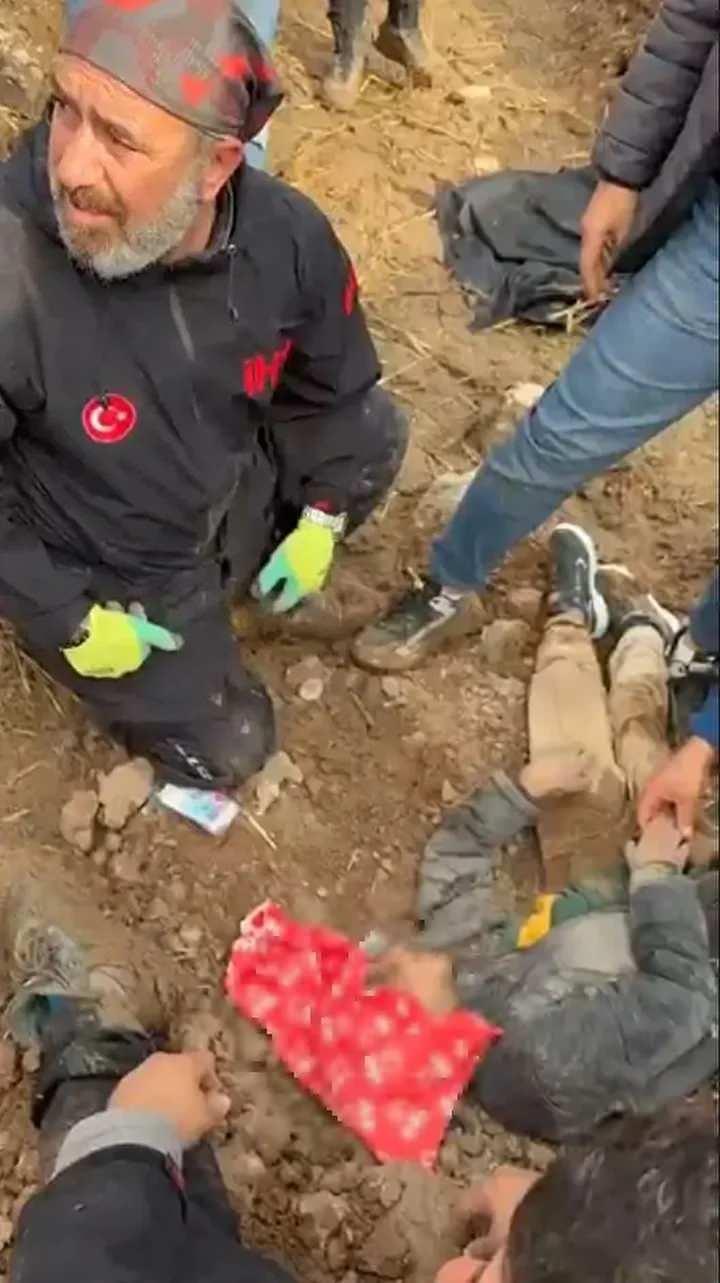 <p>3'üncü sınıf öğrencisi Amir A.’dan haber alamayan ailesi, İlçe Jandarma Komutanlığı'na giderek kayıp başvurusunda bulundu.</p>

<p> </p>
