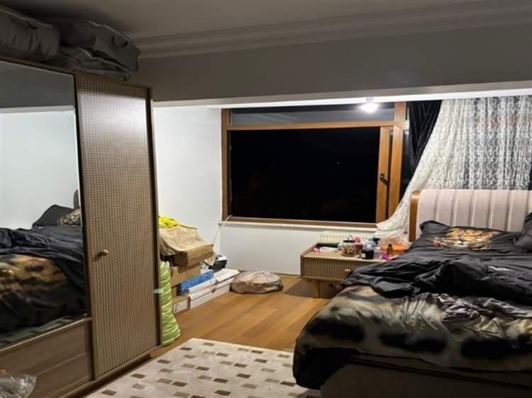 <p><span style="color:#B22222"><strong>5 KİŞİ GÖZALTINA ALINDI</strong></span></p>

<p> </p>

<p>Teknik ve fiziki takibin ardından Tuğyan Ülkem Gülter ve arkadaşı Sultan Nur Ulu hakkında gözaltı kararı verildi. İstanbul Emniyet Müdürlüğü ve Yalova Emniyet Müdürlüğü ekipleri, 2 şüphelinin yurt dışına kaçmak için hazırlık yaptığını belirledi. Bunun üzerine ekipler, 9 Aralık akşam saatlerinde İstanbul Büyükçekmece’de bir adrese düzenledikleri operasyonla Gülter ve Ulu’yu yakaladı. O sırada evde bulunan 17 yaşındaki bir kişi de gözaltına alındı.</p>
