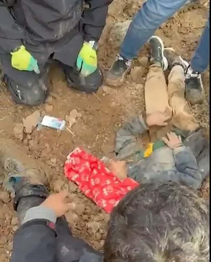 <p>Eldavut, yeğeninden haberinin olmadığını ileri sürdü. Ekipler, çalışmalarını Reyhanlı Baraj Gölü ve çevresinde yoğunlaştırdı.</p>

<p>Gece gündüz aramalarını sürdüren ekipler, dün saat 14.30 sıralarında Amir A.’yı vücudunun bir kısmı toprağa gömülü, başından yaralı ve üzerine taş konulmuş baygın halde buldu.</p>
