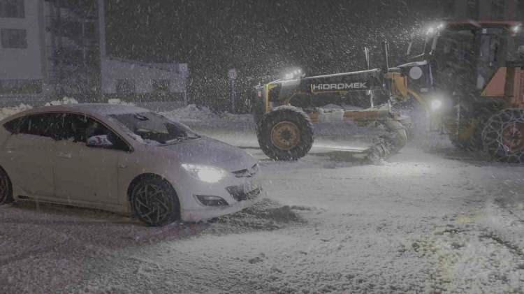<p>Tatilcilerin 'Beyaz Cennet' olarak tanımladığı Uludağ'da, cumartesi gece yarısı etkili olan kar yağışı, dün gün boyu sürdü.</p>

<p> </p>
