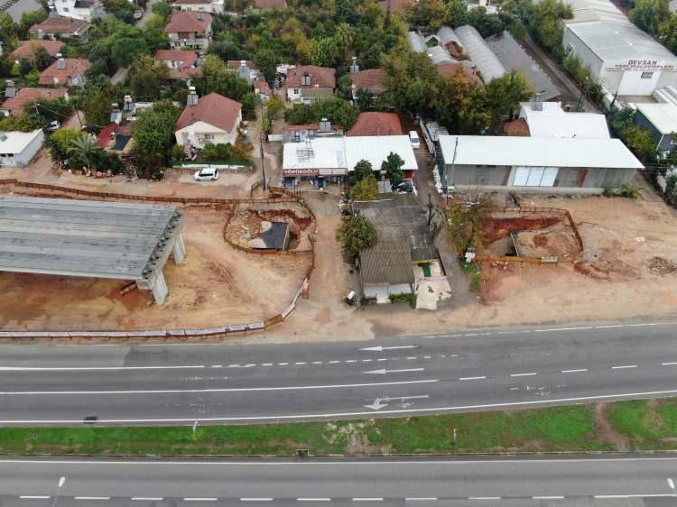 <p><span style="color:#A52A2A"><strong>İNŞAAT DURDURULDU</strong></span></p>

<p> </p>

<p>Üç tane köprü yapılması planlanan 905 metrelik Duraliler ve 2 köprü yapılacak olan 660 metrelik Uncalı Köprülü kavşaklarında ise <span style="color:#A52A2A"><strong><em>çalışmalar tüm hızıyla devam ederken inşaat durdu.</em></strong></span></p>
