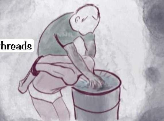 <p>Diğer durumlarda tutuklu sırt üstü yatmaya zorlanır; Daha sonra bağlanır ve yüzünün tamamına suya batırılmış bir bez konur. <span style=