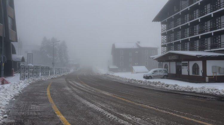 <p><strong>KIŞ LASTİĞİ OLMAYAN ARAÇLARIN ÇIKIŞINA İZİN YOK</strong><br />
<br />
Otellerin, sezonu, aralık ayı ortasında açması beklenirken, kar yağışıyla Uludağ yolunda da denetimler arttı. </p>

<p> </p>
