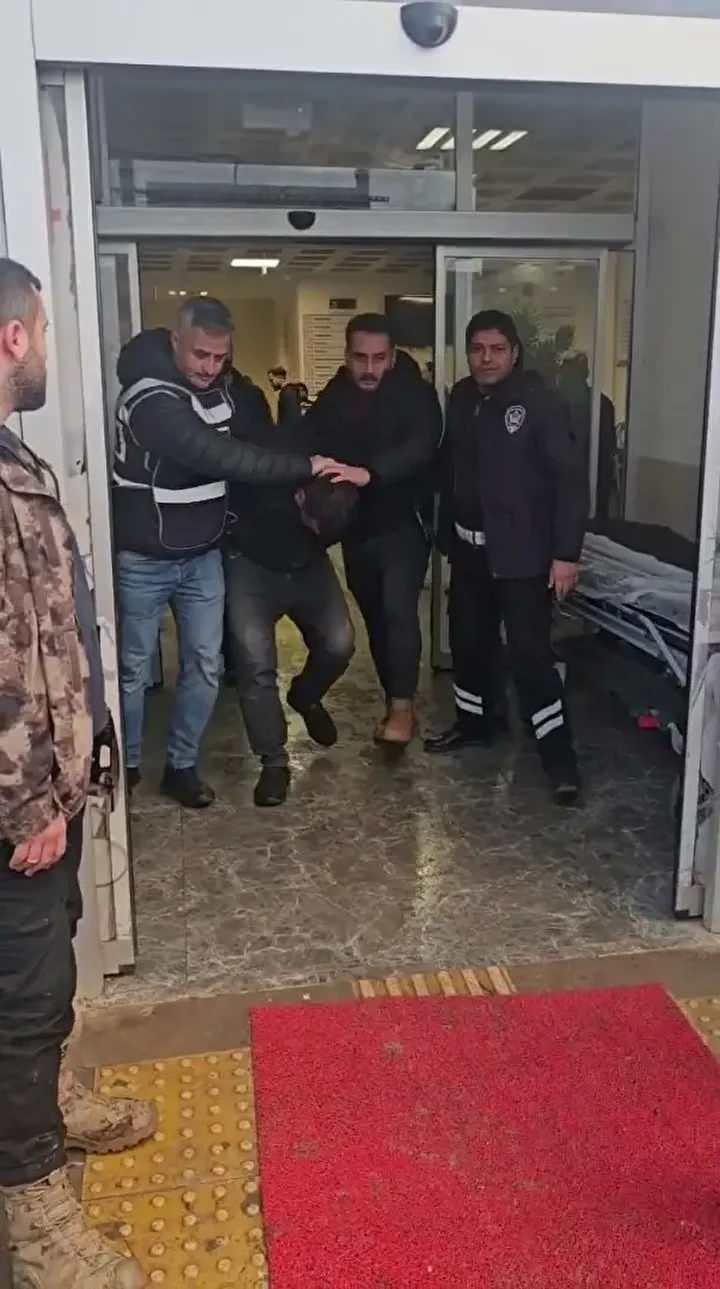 <p><span style="color:#B22222"><strong>DAYISI İFADESİNDE SUÇLAMALARI KABUL ETMEDİ</strong></span></p>

<p>Dayı Muhammet Eldavut ise jandarmadaki ifadesinin ardından Reyhanlı Adliyesi'ne sevk edildi. Eldavut çıkartıldığı nöbetçi hakimlikçe tutuklandı</p>
