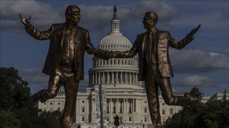 <p>Gözetim ve Hesap Verebilirlik Komitesinin Demokrat üyelerinin paylaştığı yeni fotoğraflarda, Trump ile birlikte, eski danışmanı Steve Bannon, eski ABD Başkanı Bill Clinton, Bill Gates ve yüksek profilli diğer bazı isimlerin yer aldığı görüldü.</p>

<p> </p>
