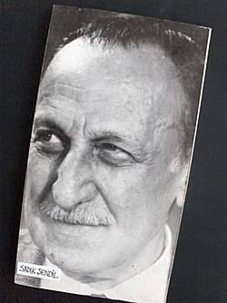 <p>Filmde Naşit'in hayatında iz bırakan pek &ccedil;ok &ouml;nemli isim arasında <strong>Yedi Kocalı H&uuml;rm&uuml;z</strong> ve <strong>Kanlı Nigar</strong> gibi unutulmaz eserleriyle tanınan T&uuml;rk tiyatro ve sinemasının &ouml;nemli isimlerinden biri olan &uuml;nl&uuml; senarist <strong>Sadık Şendil</strong> de bulunuyor.&nbsp;</p>
