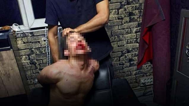 <p>Raporda ayrıca video kaydının transkriptinde Kurt'a "Hırsızlık yaptım, uyuşturucu içtim" gibi sözlerin söylettirildiği ve videodaki seslerin sanığın WhatsApp yazışmalarındaki seslerle benzer olduğu ifade edildi.</p>
