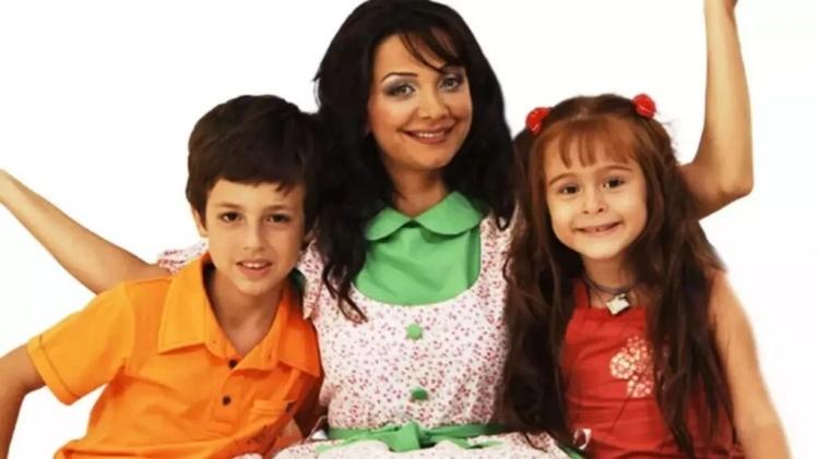 <p>O yıllarda henüz 6 yaşında olan <strong>Asena Keskinci</strong>, dizide evin küçük kızı <strong>"Yağmur"</strong> karakteriyle hayatımıza girmişti.</p>
