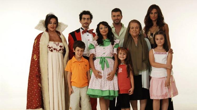 <p>Akın'ın sette kendisine ve diğer çalışanlara kötü davrandığını öne süren Keskinci, hatta Akın'ın ailesinin boşanmasında bile rol oynadığını iddia etti.</p>
