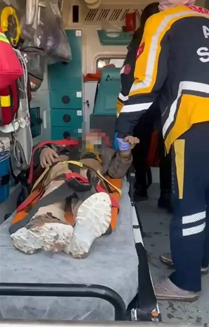 <p><span style="color:#B22222"><strong>TOPRAĞIN ALTINDAN ÇIKARILDI</strong></span></p>

<p>Olaya ilişkin geniş çaplı soruşturma başlatan jandarma ekipleri, bölgedeki güvenlik kameralarını inceleyip, Amir'in en son dayısı Muhammet Eldavut ile birlikte Reyhanlı Baraj Gölü'ne gittiğini tespit etti.</p>
