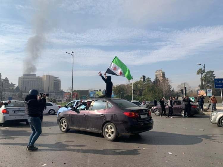 <p>Milyonlarca Suriyeli, 13 yıllık iç savaş ve yıllar süren Esed baskısının sona ermesinin yıl dönümünü kutluyor.</p>
