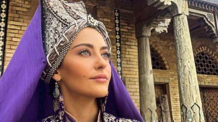 <p><strong>Umre ziyaretine ait kareleri de takipçileriyle paylaşmayı ihmal etmeyen ünlü ismin, mutluluğu gözlerden kaçmadı.</strong></p>
