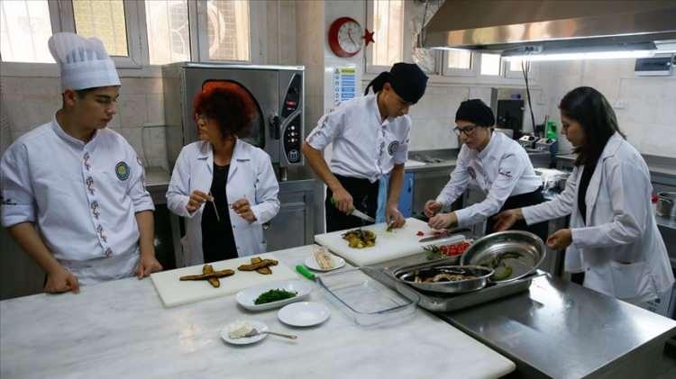 <p><span style="color:#B22222"><strong>1- Turizm ve otelcilik elemanı - </strong></span></p>

<p>&nbsp;</p>

<p>79 bin 219</p>
