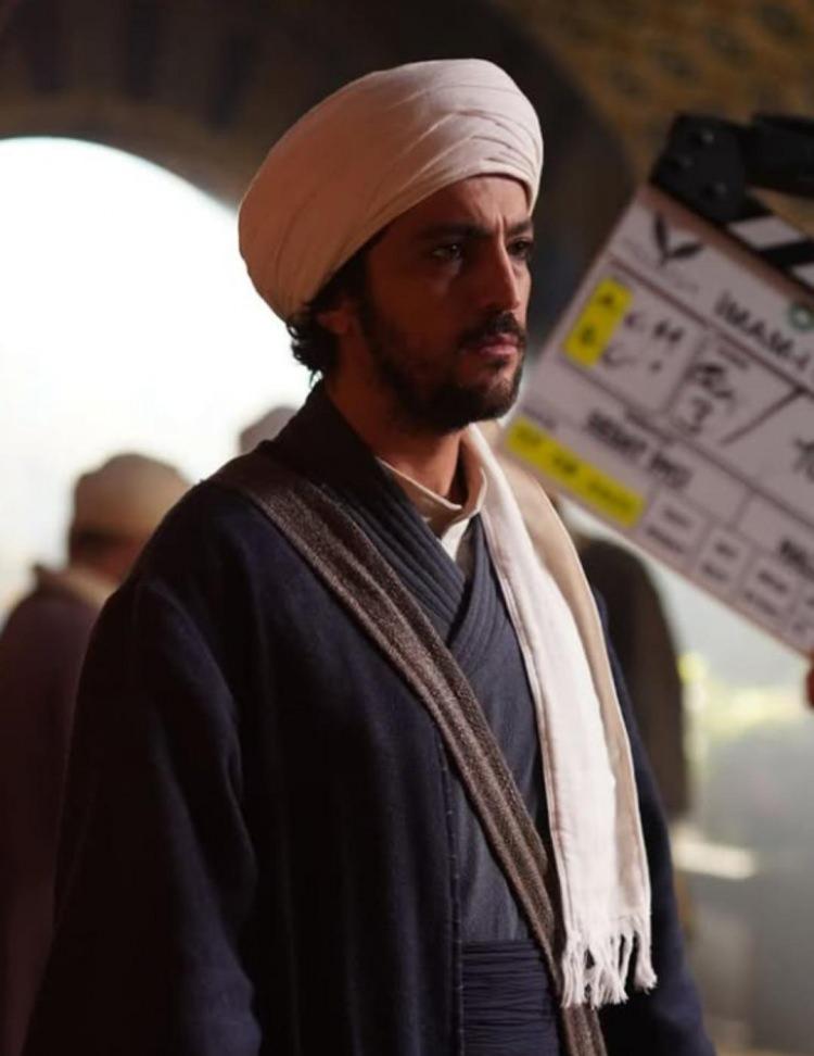 <p><strong>İmam Gazali’nin hayatını konu alan 30 bölümlük dizi için sıkı bir hazırlık sürecinden geçen ünlü oyuncu, daha önce yaptığı açıklamada "Bir taraftan senaryoyu okumaya başladım, öbür taraftan da Kur'an okumaya başladım. </strong></p>
