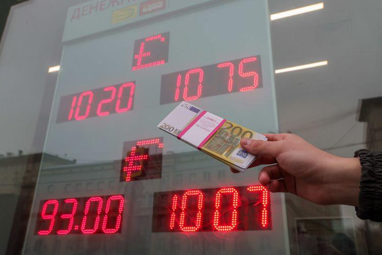 <p><span style="color:#B22222"><strong>DÖVİZ FİYATLARI</strong></span></p>

<p> </p>

<p>Döviz fiyatlarında son durum şöyle:</p>

<p>Dolar: 42,5770 lira</p>

<p>Euro: 49,7123 lira</p>

<p>Sterlin: 56,7206 lira</p>
