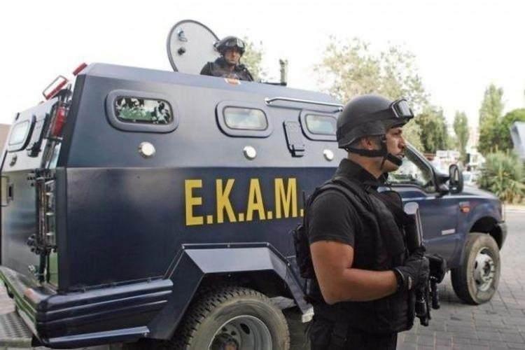 <p><strong><span style="color:#B22222">23)&nbsp; EKAM&nbsp;</span> |&nbsp; YUNANİSTAN</strong></p>

<p>&nbsp;</p>

<p><span style="color:#B22222"><strong>&Ouml;zellikler:</strong></span> &Ouml;zel operasyon ve rehine kurtarmada uzman.</p>

<p>&nbsp;</p>

<p><strong>Başarılar:</strong> Avrupa operasyonlarında etkin.</p>
