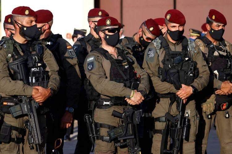 <p><strong><span style="color:#B22222">22)&nbsp; GEO (Grupo Especial de Operaciones)&nbsp;</span> |&nbsp; İSPANYA</strong></p>

<p>&nbsp;</p>

<p><span style="color:#B22222"><strong>&Ouml;zellikler: </strong></span>Rehine kurtarma ve ter&ouml;rle m&uuml;cadelede etkilidir.</p>

<p>&nbsp;</p>

<p><strong>Başarılar: </strong>İspanya'daki ETA ter&ouml;r &ouml;rg&uuml;t&uuml;yle m&uuml;cadele.</p>
