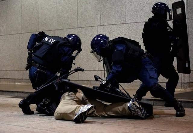 <p><strong><span style="color:#B22222">17)&nbsp; SAT (Special Assault Team)</span>&nbsp; |&nbsp; JAPONYA</strong></p>

<p>&nbsp;</p>

<p><strong>&Ouml;zellikler:</strong> Rehine kurtarma ve ter&ouml;rle m&uuml;cadelede uzman.</p>

<p>&nbsp;</p>

<p><strong>Başarılar:</strong> Tokyo&rsquo;daki rehine krizlerini &ccedil;&ouml;zme.</p>
