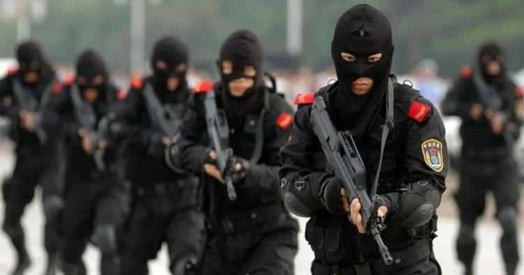 <p><strong><span style="color:#B22222">11)&nbsp; SNOW LEOPARD COMMANDO UNIT&nbsp; </span>|&nbsp; &Ccedil;İN</strong></p>

<p>&nbsp;</p>

<p><span style="color:#B22222"><strong>&Ouml;zellikler: </strong></span>İ&ccedil; g&uuml;venlik ve ter&ouml;rle m&uuml;cadelede uzmanlaşmış bir birim.</p>

<p>&nbsp;</p>

<p><strong>Başarılar:</strong> Olimpiyatlar sırasında y&uuml;ksek g&uuml;venlik g&ouml;revleri</p>
