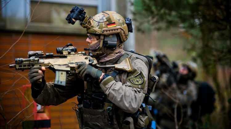 <p><strong><span style="color:#B22222">8)&nbsp; GSG 9&nbsp;</span> |&nbsp; ALMANYA</strong></p>

<p>&nbsp;</p>

<p><span style="color:#B22222"><strong>&Ouml;zellikler:</strong> </span>Alman Federal Polisi'nin &ouml;zel kuvvet birimi. Rehine kurtarma ve ter&ouml;rle m&uuml;cadelede uzman.</p>

<p>&nbsp;</p>

<p><strong>Başarılar:</strong> 1977 Lufthansa u&ccedil;ağı operasyonu.</p>
