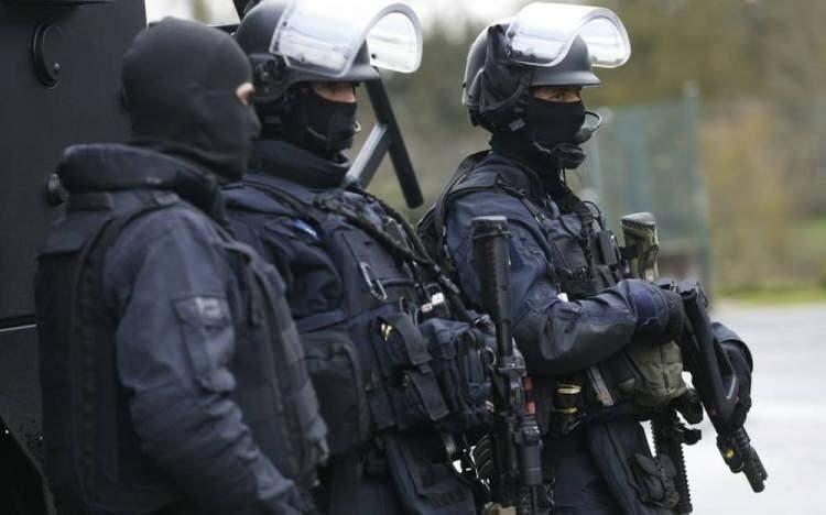 <p><strong><span style="color:#B22222">6)&nbsp; GIGN</span>&nbsp; |&nbsp; FRANSA</strong></p>

<p>&nbsp;</p>

<p><span style="color:#B22222"><strong>&Ouml;zellikler: </strong></span>Rehine kurtarma ve ter&ouml;rle m&uuml;cadelede uzman bir polis birimi.</p>

<p>&nbsp;</p>

<p><strong>Başarılar: </strong>1994 Air France u&ccedil;ak rehine operasyonu.</p>
