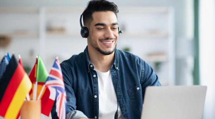 <p><span style="color:#FF0000"><strong>7. MACARCA</strong></span></p>

<p><strong>Karmaşık bir &ccedil;ekim sistemi bulunan Macarca, Ural dil ailesinin Fin-Ugor koluna aittir. Bu durum, dili İngilizce, Fransızca, Almanca, İspanyolca gibi dillerle hemen hemen hi&ccedil;bir ortak kelime k&ouml;kenine sahip olmaması anlamına gelir. Ayrıca Macar dilinde ilişkileri belirtmek i&ccedil;in 18 ila 25 arasında değişen sayıda hal eki kullanır.&nbsp;</strong></p>
