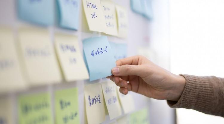 <p><span style="color:#FF0000"><strong>8. İZLANDACA</strong></span></p>

<p><strong>Modern dillerden farklı olarak, eski dil yapısını korumaya devam eden İzlandaca, en zor diller listesinde 8. sırada yer alıyor. Gramer yapısını &ccedil;ok eski ve karmaşık olan bu dilde benzersiz sesler ve telaffuzlar dikkat &ccedil;eker.</strong></p>
