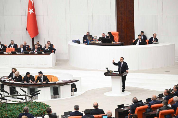 <p>Kacır, Sanayi Alanları Master Planı kapsamında kurulacak 4 yeni sanayi koridorunun detaylarını ve hangi iller arasında kurulacağını da yine meclis kürsüsünden açıkladı.</p>
