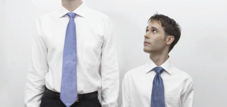 <p>Boy uzunluğu yalnızca genetikle değil; beslenme, sağlık hizmetlerine erişim, çevresel koşullar, sosyo-ekonomik durum ve yaşam tarzı gibi faktörlerle de ilişkilidir.</p>

<p>Bu yüzden bölgeler arasında ortalama boyda farklılıklar görülebilir.</p>
