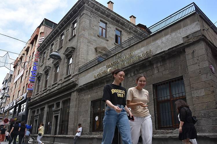 <p><span style="color:#B22222"><strong>TRABZON&nbsp;</strong></span></p>

<p>&nbsp;</p>

<p>&Uuml;&ccedil;&uuml;nc&uuml; sırada</p>
