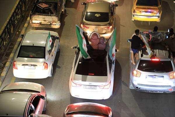 <p>Suriye’nin başkenti Şam’da araç konvoyları oluşturan yüzlerce vatandaş, 61 yıllık Baas rejiminin devrilmesinin birinci yıl dönümünü kutladı. </p>
