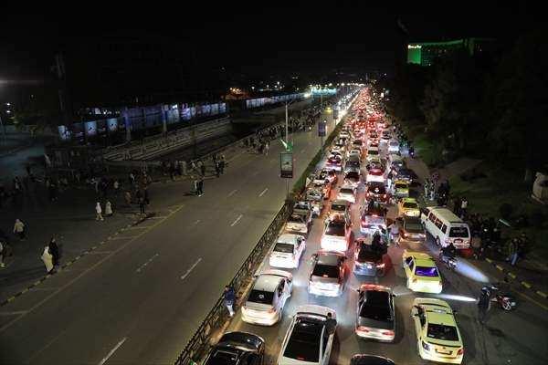 <p>Suriye bayrakları açarak başkentte tur atan vatandaşlar, sevinç gösterilerinde bulundu.</p>
