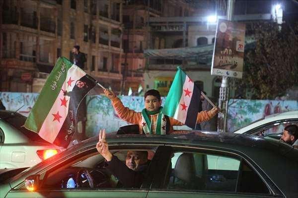 <p>Suriye&rsquo;nin Halep kentinde y&uuml;zlerce vatandaş, 61 yıllık Baas rejiminin devrilmesinin birinci yıl d&ouml;n&uuml;m&uuml;n&uuml; kutladı.</p>
