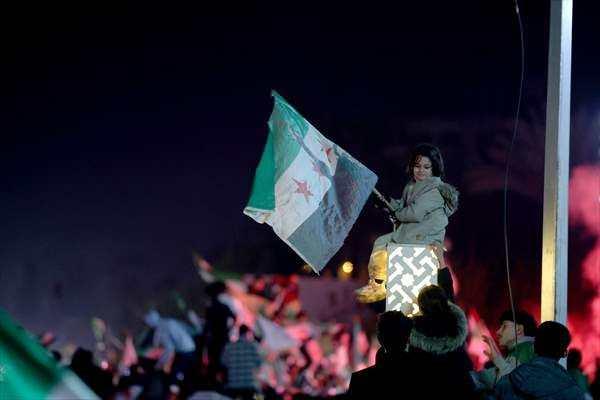 <p>Suriye bayrakları a&ccedil;arak ara&ccedil;larıyla caddelerde tur atan vatandaşlar, sevin&ccedil; g&ouml;sterilerinde bulundu.</p>
