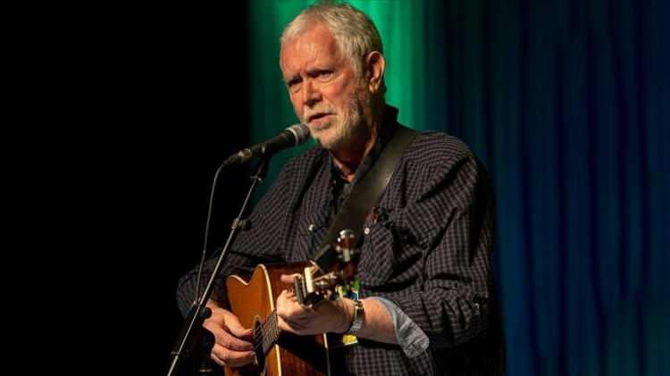 <p><strong>Zaferimiz 1994'te oldu ve ne yazık ki o zaman aldığımız kupayı bulamıyorum ama bulursam ben de &ouml;d&uuml;l&uuml;m&uuml; iade edeceğim." diye konuştu.</strong></p>
