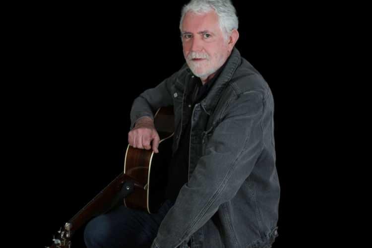 <p><strong>Yaşanan gelişmelerin ardı arkası kesilmezken yarışmanın 1994 şampiyonu İrlandalı şarkıcı Charlie McGettigan da İsrail'in 2026'daki yarışmaya katılmasına izin verilmesine tepki olarak, &ouml;d&uuml;l&uuml;n&uuml; geri g&ouml;nderme kararı aldığını duyurdu.</strong></p>
