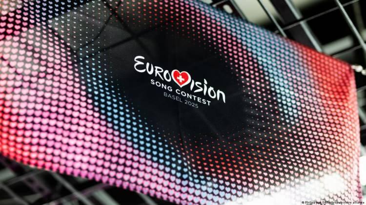 <p><strong>Uluslararası m&uuml;zik yarışması "Eurovision", bu yıl da İsrail kriziyle g&uuml;ndemden d&uuml;şm&uuml;yor. Başta İspanya olmak &uuml;zere bir&ccedil;ok Avrupa &uuml;lkesi ve sanat&ccedil;ılar İsrail'in 2026'daki yarışmaya dahil edilmemesi i&ccedil;in tepki &uuml;st&uuml;ne tepki g&ouml;stermişti. Ancak Avrupa Yayın Birliği (EBU), yaptığı a&ccedil;ıklamada İsrail'in bu yılın yarışmacıları arasında yer alacağını duyurdu.</strong></p>
