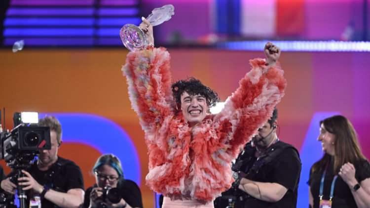 <p><span style="color:#FF0000"><strong>"ARTIK BU &Ouml;D&Uuml;L&Uuml;N RAFIMA AİT OLDUĞUNU HİSSETMİYORUM"</strong></span></p>

<p><strong>EBU'nun '&ccedil;elişkili' tutumlarını sert bir dille eleştiren Nemo, yaptığı a&ccedil;ıklamada şu ifadelere yer verdi:</strong></p>

<p><strong>"Artık bu &ouml;d&uuml;l&uuml;n rafıma ait olduğunu hissetmiyorum. Eurovision, herkes i&ccedil;in birlik, kapsayıcılık ve onur değerlerini savunduğunu s&ouml;yl&uuml;yor. Bu değerler, bu yarışmayı benim i&ccedil;in de manalı kılan şeylerdi.&nbsp;</strong></p>
