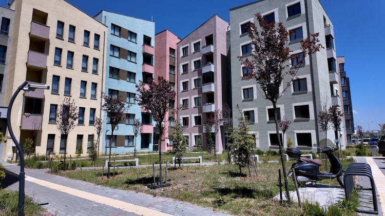 <p>Çevre, Şehircilik ve İklim Değişikliği Bakanlığından yapılan açıklamaya göre, Bakanlık koordinasyonunda TOKİ tarafından 81 ilde dar gelirli vatandaşların uygun koşullarda ev sahibi olmalarını sağlayacak Yüzyılın Konut Projesi için başvurular 10 Kasım'da başladı.</p>

<p> </p>
