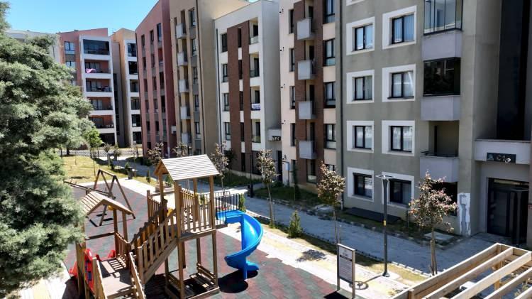 <p>Şehirlerin barınma talebi, n&uuml;fus yoğunluğu ve ekonomik yapısı dikkate alınarak planlanan 500 bin sosyal konut i&ccedil;in başvurular e-Devlet &uuml;zerinden 18 Aralık'ta, Ziraat Bankası, Halk Bankası, Emlak Katılım Bankası &uuml;zerinden ise 19 Aralık'ta sona erecek.</p>

<p>​</p>
