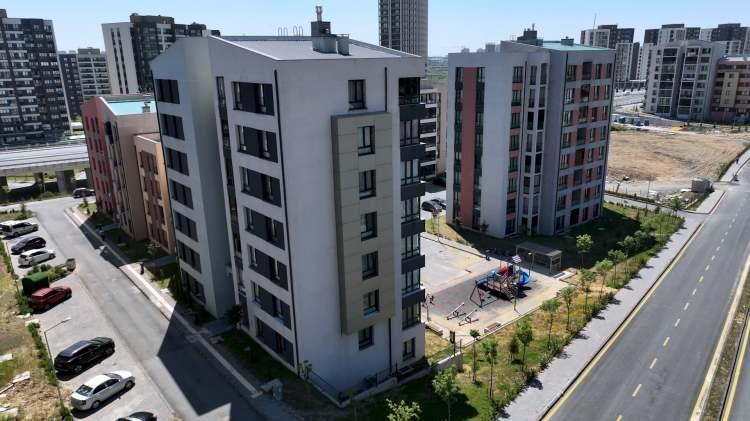 <p><span style="color:#B22222"><strong>İLK KURA 29 ARALIK'TA</strong></span></p>

<p><br />
Başvuru s&uuml;recinin bitmesinin ardından hak sahipliğini belirleyecek kuralar ise 29 Aralık'ta başlatılıp 27 Şubat'a kadar devam edecek.</p>

<p>&nbsp;</p>

<p>Kampanya kapsamında evler y&uuml;zde 10 peşinat, 240 aya varan vade imkanlarıyla satışa sunulacak.&nbsp;</p>
