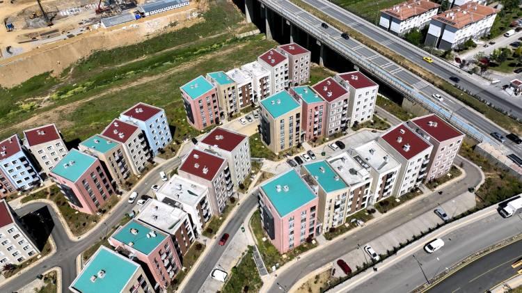 <p>İstanbul'da ise 1+1 konutlar 1 milyon 950 bin lira, 65 metrekarelik 2+1'ler 2 milyon 450 bin lira, 80 metrekarelik 2+1'ler de 2 milyon 950 bin liradan satışa sunulacak. İstanbul'da 1+1 konutların taksitleri 7 bin 313 lira, 65 metrekarelik 2+1'lerin taksitleri 9 bin 188 lira, 80 metrekarelik 2+1'lerin taksitleri ise 11 bin 63 lira olarak belirlendi.</p>

<p>&nbsp;</p>
